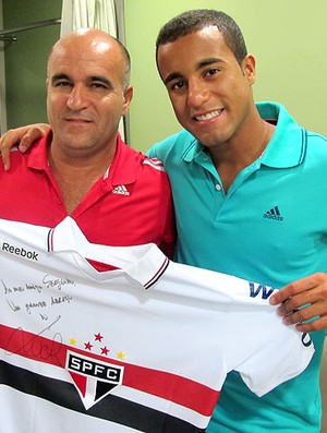 Lucas entrega camisa do São Paulo para o apresentador Serginho Groisman (Foto: Marcos Guerra / Globoesporte.com)
