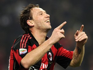 Cassano comemoram gol do Milan (Foto: AFP)
