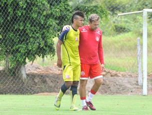 Rogério e Waldemar Lemos conversam no treino (Foto: Aldo Carneiro/GLOBOESPORTE.COM)
