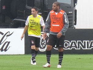 Chicão e Adriano no treino do Corinthians (Foto: Carlos Augusto Ferrari / Globoesporte.com)