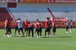Dorival Júnior conversa com jogadores durante treino no Beira-Rio (Foto: Diego Guichard / GLOBOESPORTE.COM)
