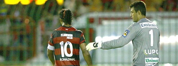 Ronaldinho perde pênalt Flamengo (Foto: Agência Lance)