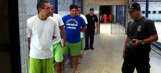 Prisioneiros deixando o IPPOO II para o Castelão (Foto: Diego Morais / Globoesporte.com)