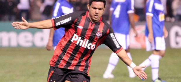 marcinho comemora gol do atlético-pr sobre o cruzeiro (Foto: Joka Madruga/Agência Estado)