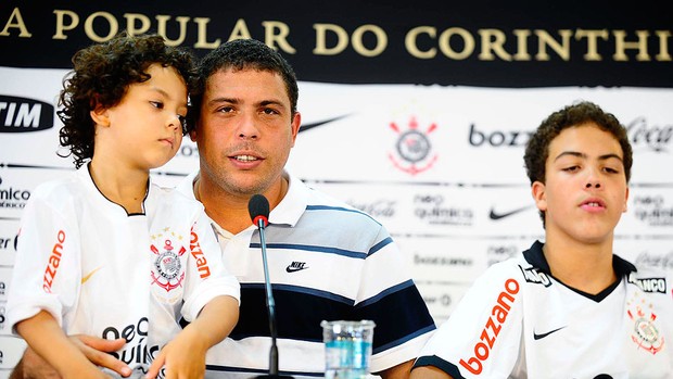 Ronaldo com os filhos na despedida do Corinthians (Foto: Marcos Ribolli / GLOBOESPORTE.COM)