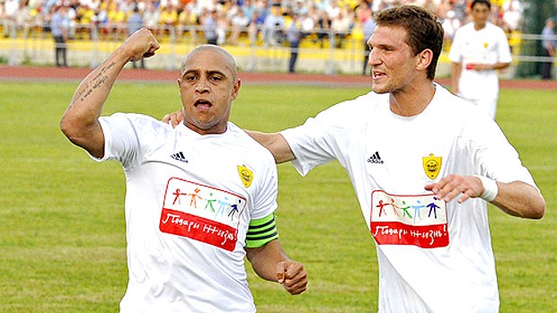 Roberto Carlos comemorando gol pelo Anzhi (Foto: Reprodução)