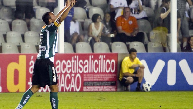 Jeci comemora gol do coritiba sobre o santos (Foto: Leandro Amaral/Agência Estado)