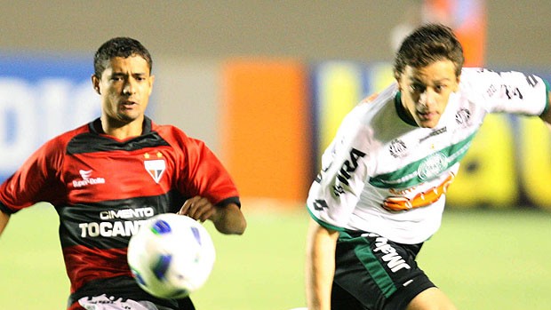 Juninho do Atlético-Go divide a bola com Leandro Donizete do Coritiba (Foto: Futura Press)
