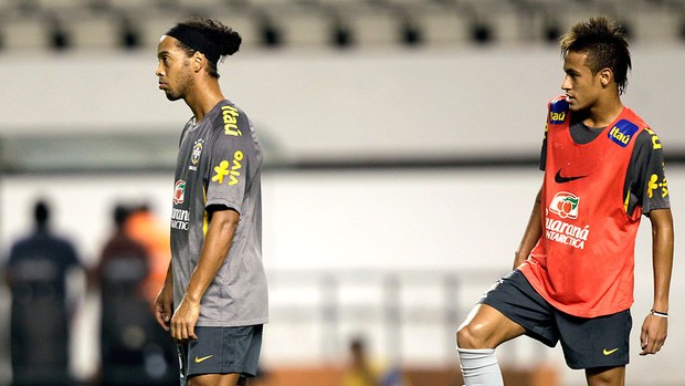 Ronaldinho e Neymar no treino da Seleção em Belém (Foto: AP)