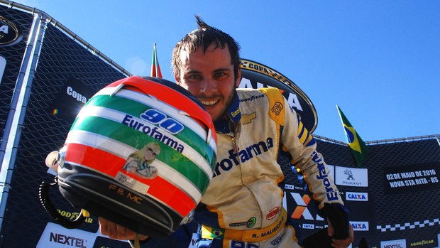 Stock Car: Ricardo Maurício comemora sua vitória em Nova Santa Rita, em 2010 (Foto: Duda Bairros / Stock Car)