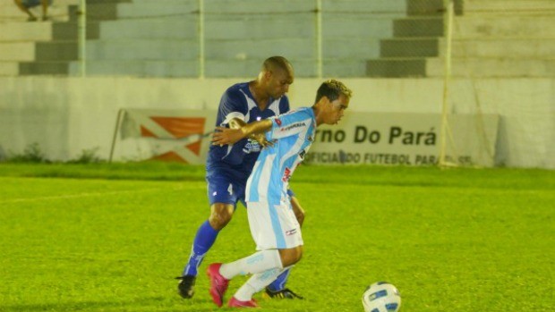 Oziel em disputa de bola com atacante do Paysandu (Foto: Diário do Pará)