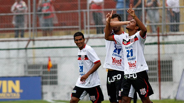 Dener gol Paulista x Portuguesa (Foto: Ale Vianna / Ag. Estado)