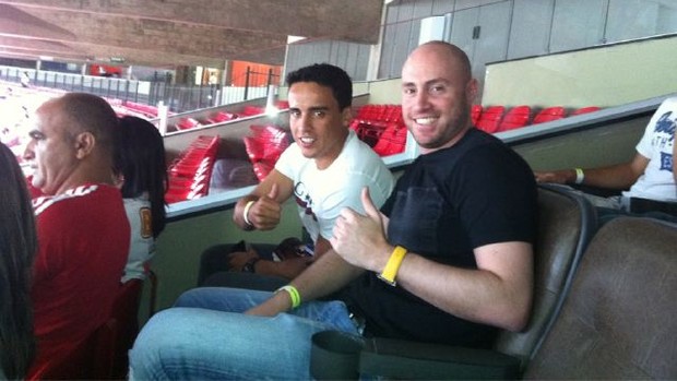 O meia Jadson assiste ao jogo do São Paulo com o empresário Marcelo Goldfarb (Foto: Reprodução / Twitter)