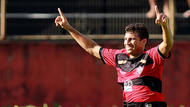 Neto Baiano gol Vitória (Foto: Felipe Oliveira / Ag. Estado)
