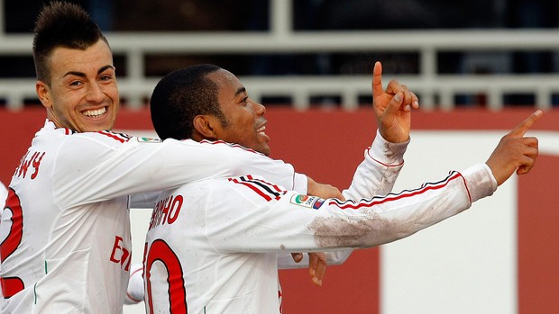 Stephan El Shaarawy e Robinho comemoram gol do Milan sobre o Novara (Foto: Reuters)