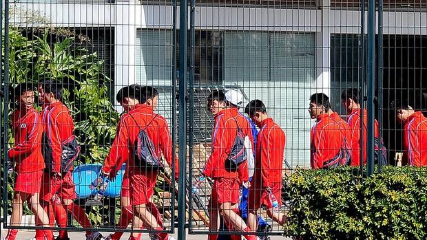 jogadores da Coreia do Norte fazem boicote a jogo com a Coreia do Sul  (Foto: AP)