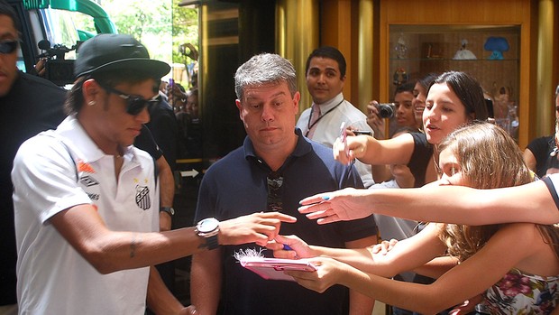 Neymar na chegada do Santos em Prudente (Foto: Marcos Guerra / Globoesporte.com)