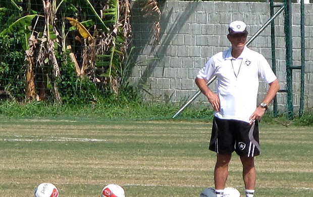 Oswaldo de Oliveira no treino do Botafogo (Foto: Thales Soares / Globoesporte.com)