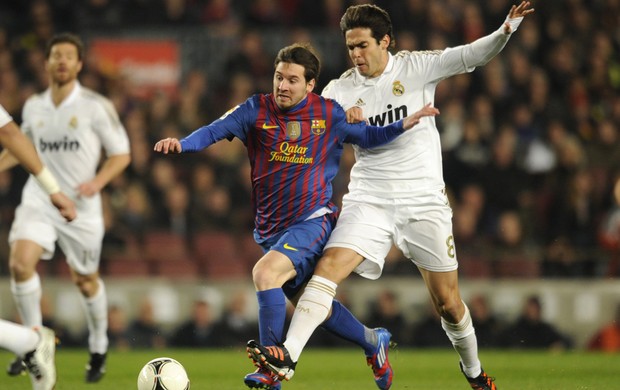 Messi e Kaká, Barcelona x Real Madrid (Foto: AFP)