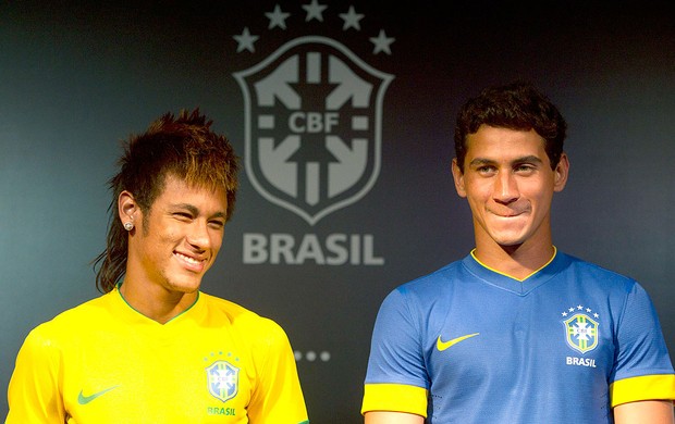 Neymar e Ganso na apresentação da nova camisa da Seleção Brasileira (Foto: Felipe Dana / AP)