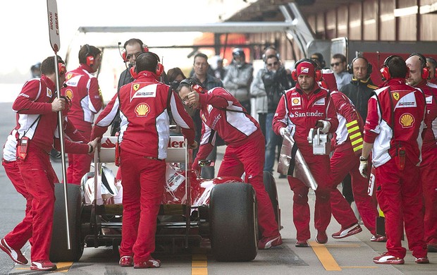 equipe da Ferrari nos boxes em Barcelona (Foto: EFE)