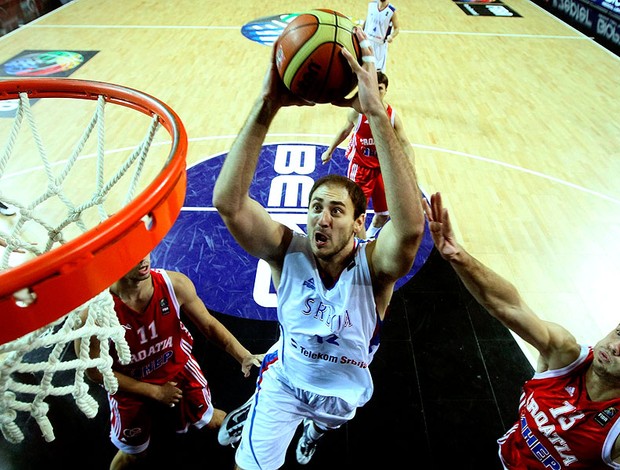 Nenad Krstic da Sérvia na partida do mundial de basquete