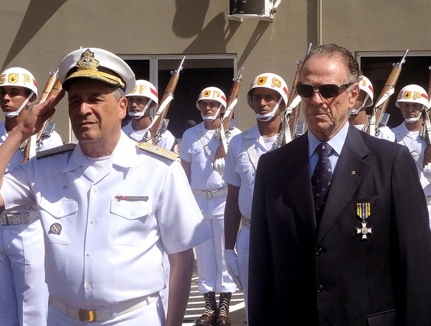 Carlos Arthur Nuzam é condecorado pela Marinha