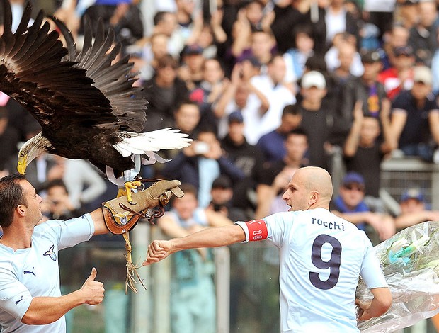 Tommaso Rocchi com a mascote da Lazio antes do jogo com Roma