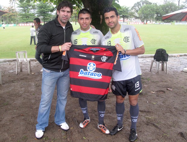 FOTO: Fierro e Maldonado recebem Marcelo Salas no Ninho do Urubu