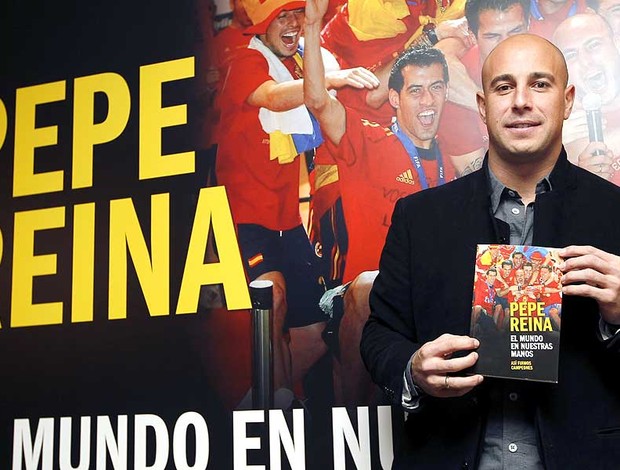 goleiro Pepe Reina lança livro sobre o título da Espanha