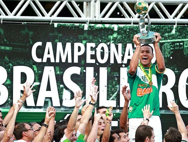 Jéci levanta a taça de campeão do Coritiba (Foto: Ag. Estado)
