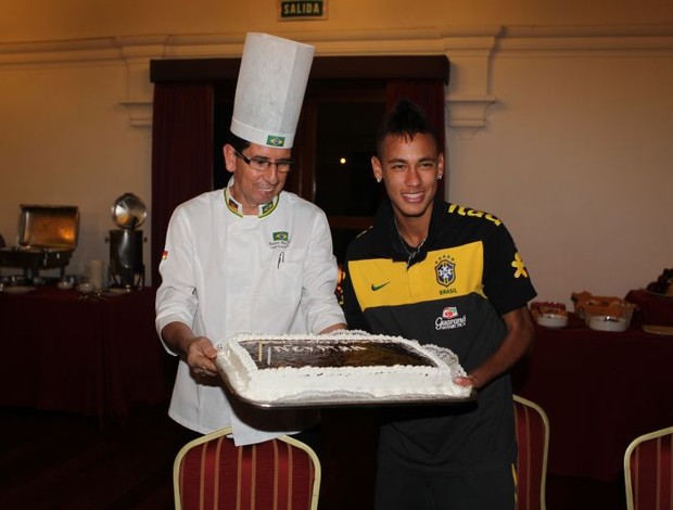 Neymar com o bolo de aniversário (Foto: Rafael Ribeiro/CBF)