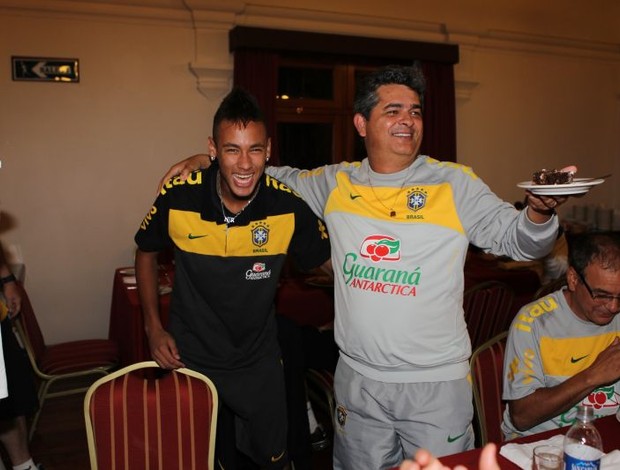 Neymar dá primeiro pedaço de bolo para o técnico Ney Franco (Foto: Rafael Ribeiro/CBF)