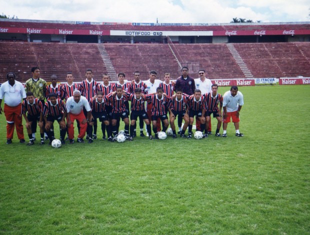 Juan com o time do Paulistano no estádio Santa Cruz, em Ribeirão Preto (Foto: Divulgação)