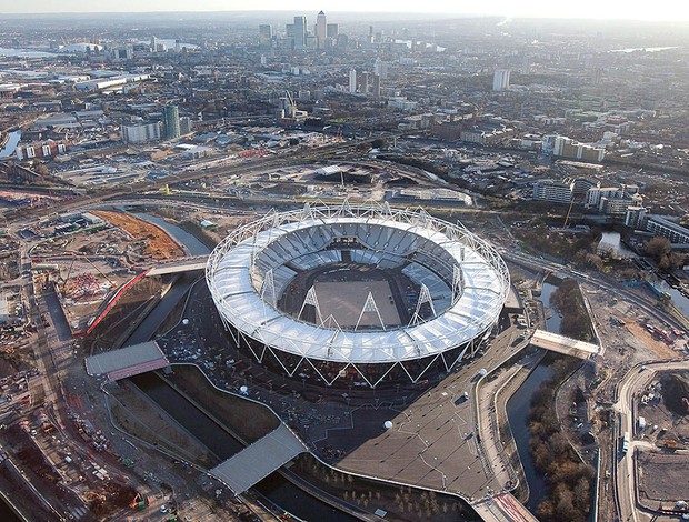 estádio olímpico em obras para Londres 2012 (Foto: EFE)