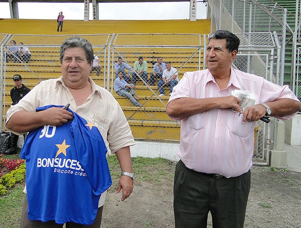 Irmãos colombianos levam camisa do Cruzeiro ao treino (Foto: Fernando Martins / Globoesporte.com)