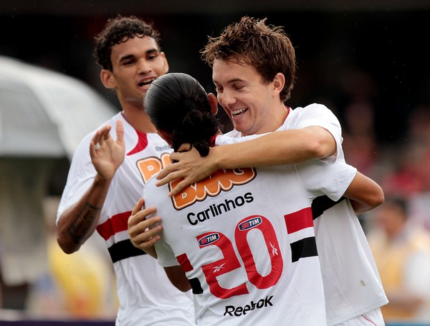 Dagoberto comemora o gol com os companheiros (Foto: Wander Roberto / VIPCOMM)