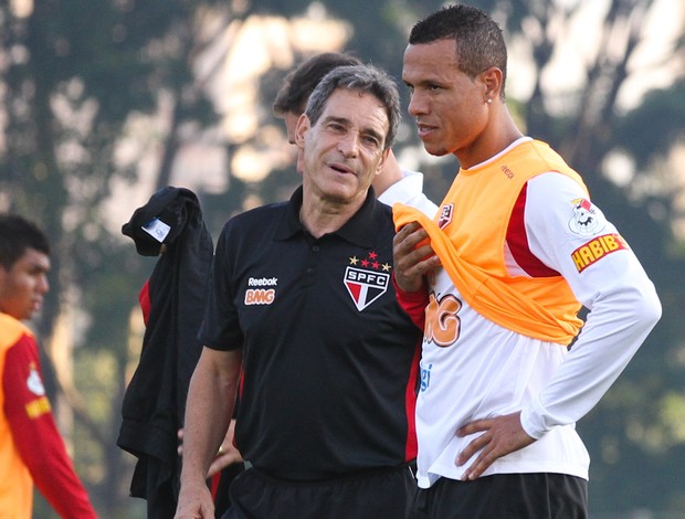 Carpegiani conversa com Luis Fabiano (Foto: Luiz Pires / VIPCOMM)