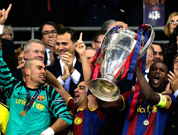 jogadores barcelona erguem a taça liga dos campeões (Foto: agência Reuters)