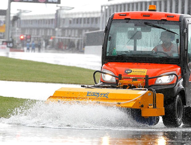 caminhão tenta melhorar as condições da pista no GP do Canadá (Foto: Reuters)