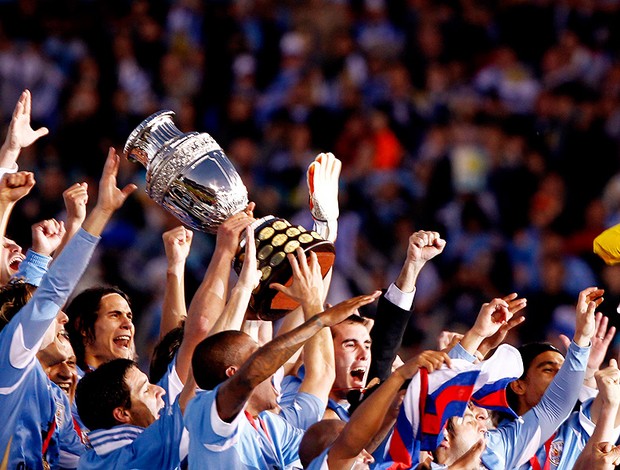jogadores uruguai com a taça da copa américa (Foto: Agência Reuters)