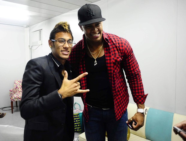 Neymar e Léo Santana, do Parangolé, durante gravação do Show da Virada, em São Paulo (Foto: Marcos Ribolli / globoesporte.com)