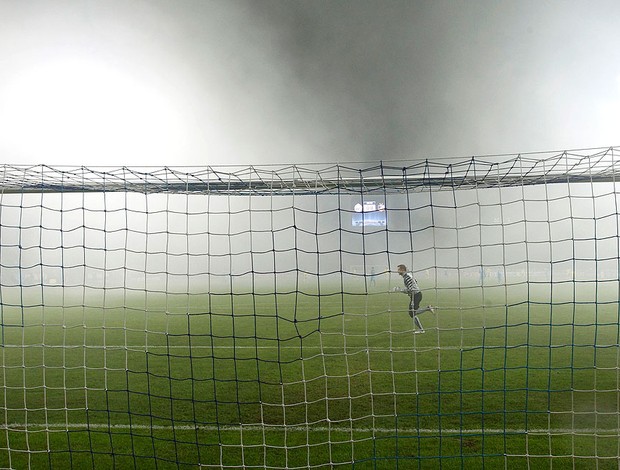 Fumaça no jogo entre Zenit x Apoel (Foto: Reuters)
