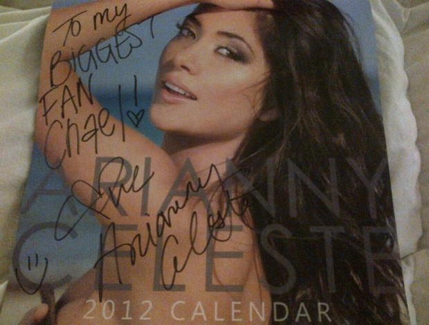 Calendário de Arianny Celeste autografado para Chael Sonnen (Foto: Reprodução/Twitter)