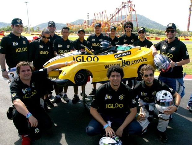 A equipe dos jornalistas antes das 500 Milhas de kart 2011 (Foto: Bruno Terena/ Divulgação)