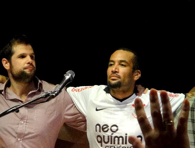 Ben Harper com a camisa do Corinthians durante show (Foto: Paulinho Rodrigues / Divulgação)