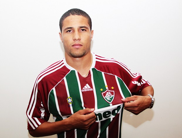 Na véspera da apresentação, Bruno posa com a camisa do Fluminense (Foto: Ralff Santos/ Fluminense F.C.)