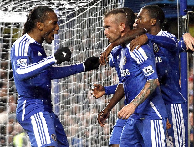 Drogba e Raul Meirelez - Chelsea x Manchester City (Foto: EFE)