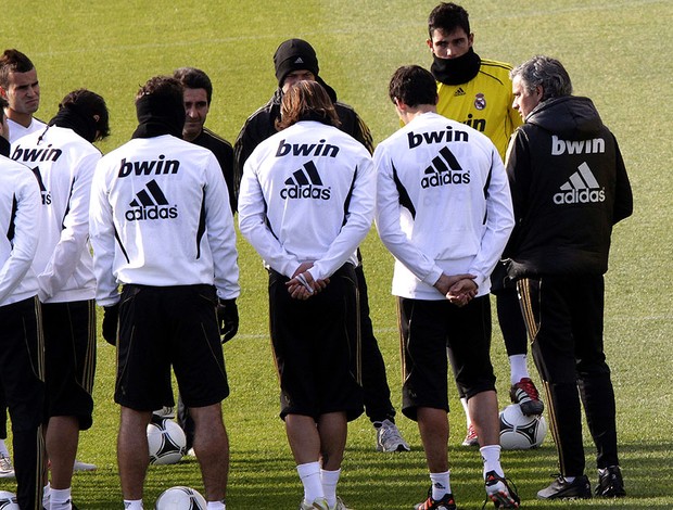 Mourinho conversa com jogadores no treino do Real Madrid (Foto: EFE)