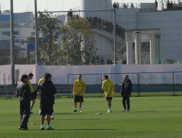 Torcida acompanha treino do Barcelona (Foto: Thiago Dias / Globoesporte.com)